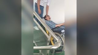 विकलांग लोगों के लिए BR-SC003 मोटर चालित इलेक्ट्रिक सीढ़ी चढ़ने वाली व्हीलचेयर
